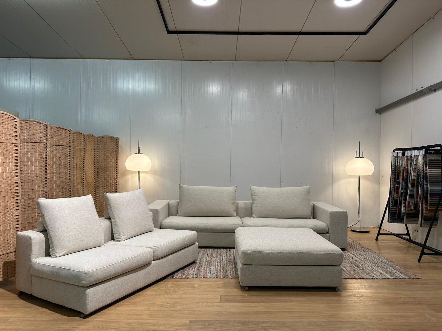 Flexform Groundpiece Hoekbank + Hocker – NP €30.000