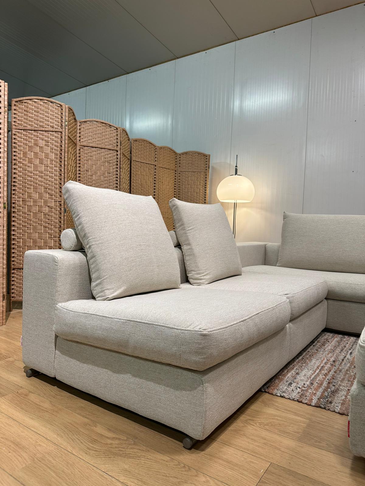 Flexform Groundpiece Hoekbank + Hocker – NP €30.000