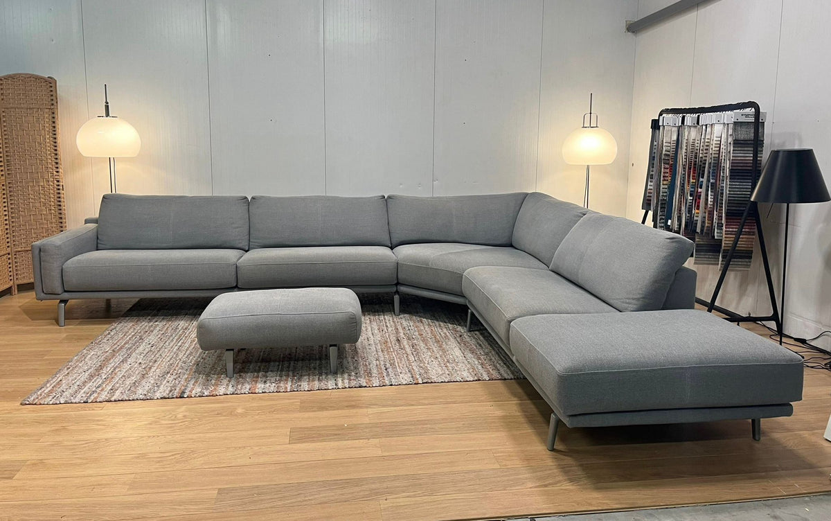ZGAN Leolux Bellice Hoekbank + Hocker – NP: €17.500