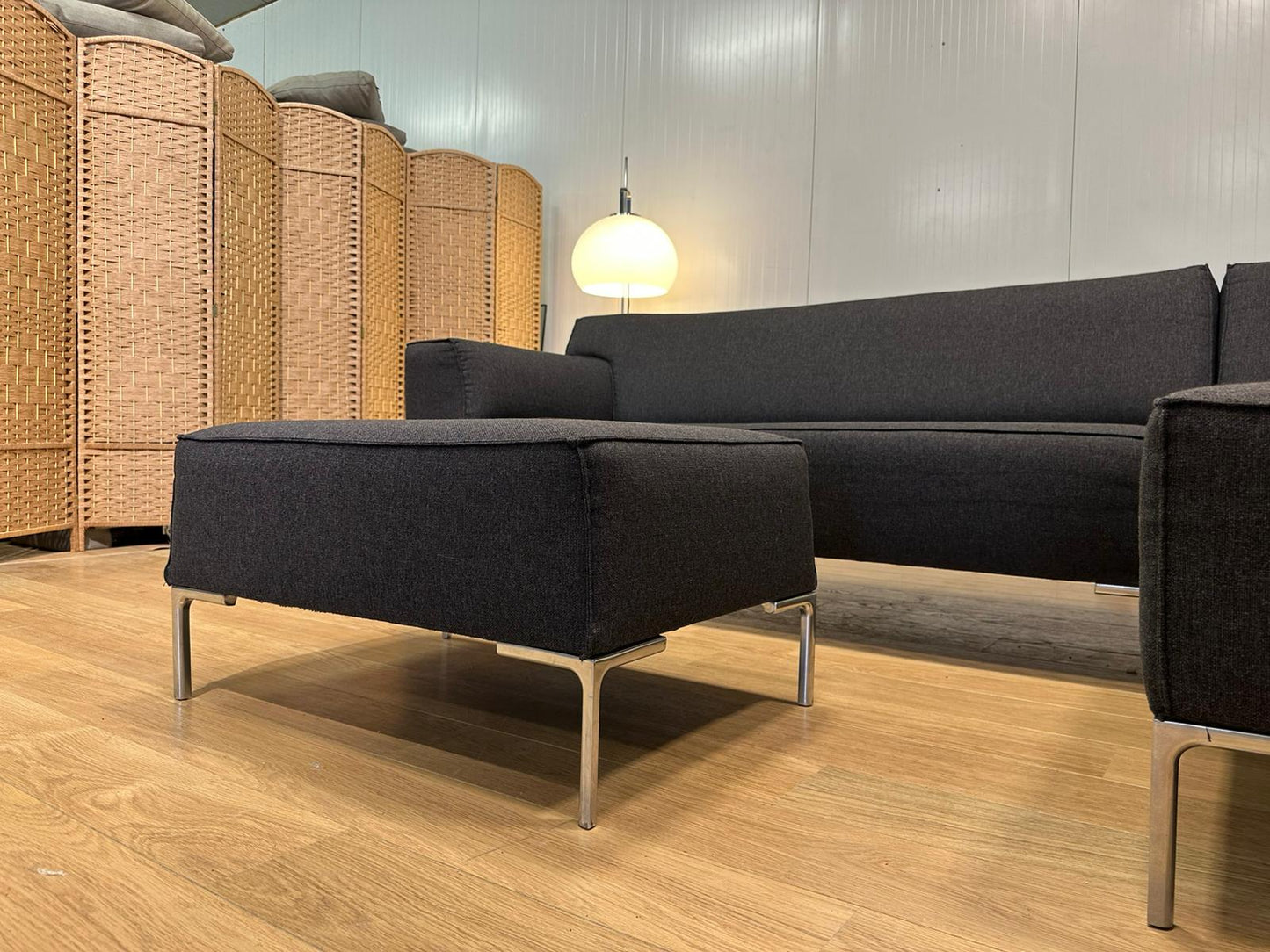 Design on Stock Bloq Hoekbank Ploegwol + Hocker – NP: €7.500