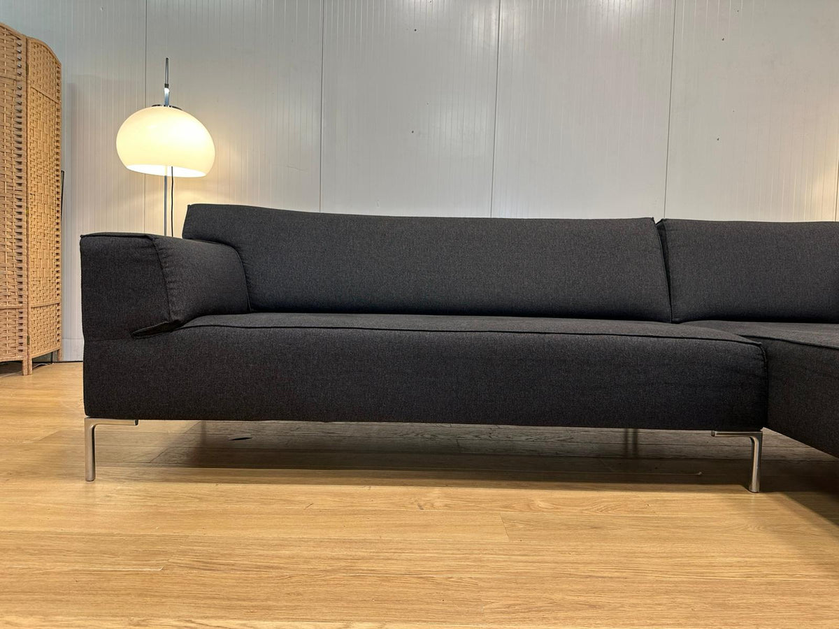 Design on Stock Bloq Hoekbank Ploegwol + Hocker – NP: €7.500
