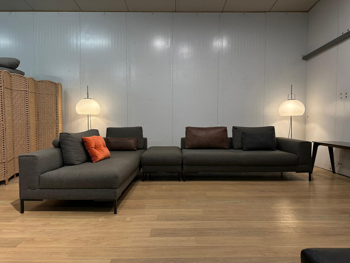 ZGAN Design on Stock Aikon Lounge + Hocker | Garantie