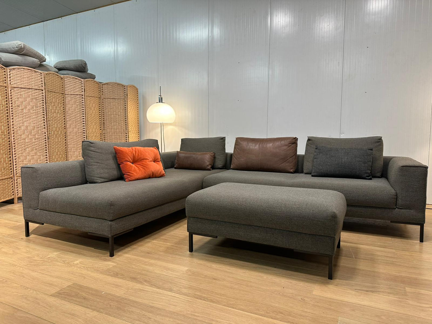 ZGAN Design on Stock Aikon Lounge + Hocker | Garantie