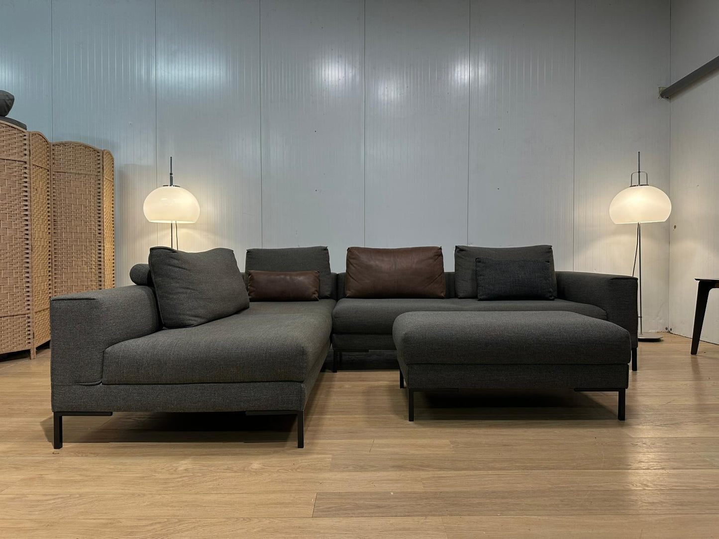 ZGAN Design on Stock Aikon Lounge + Hocker | Garantie