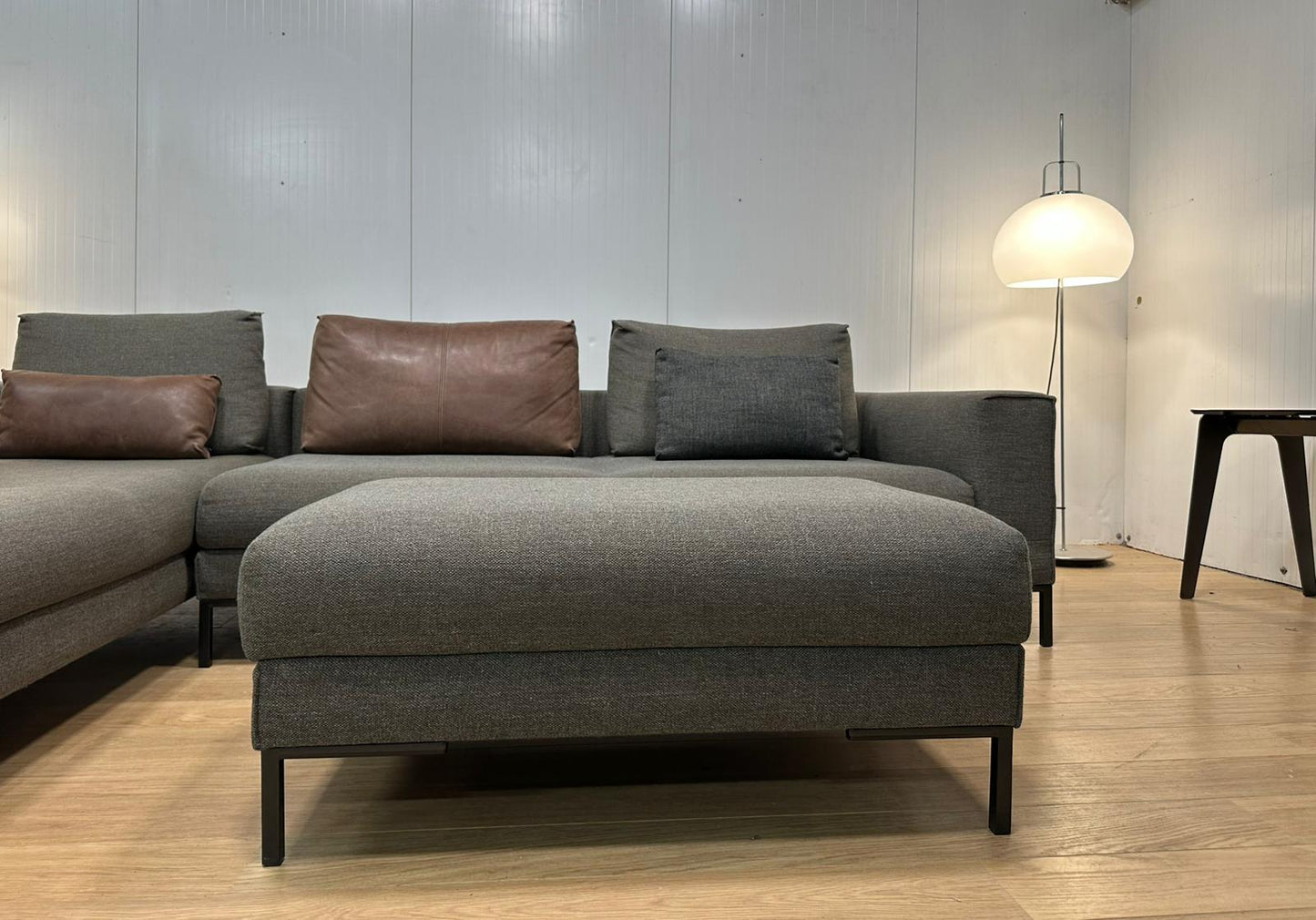 ZGAN Design on Stock Aikon Lounge + Hocker | Garantie