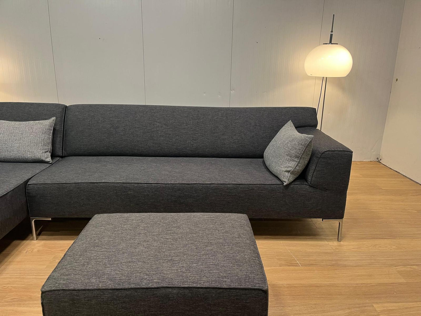 Design on Stock Bloq Hoekbank + Hocker – NP: €7.500