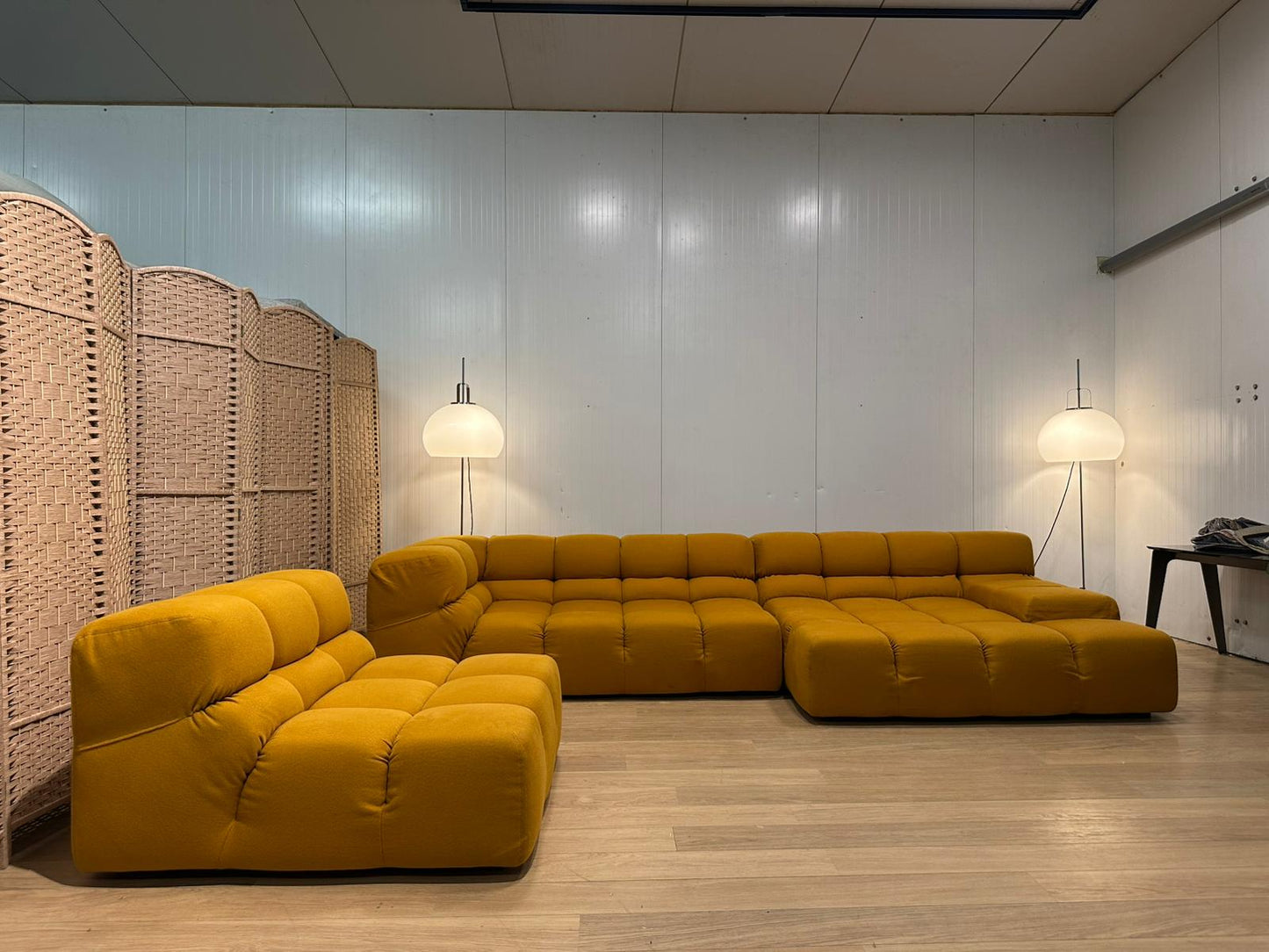 NIEUWSTAAT B&B Italia Tufty Time  Okergeel - NP: €27.500