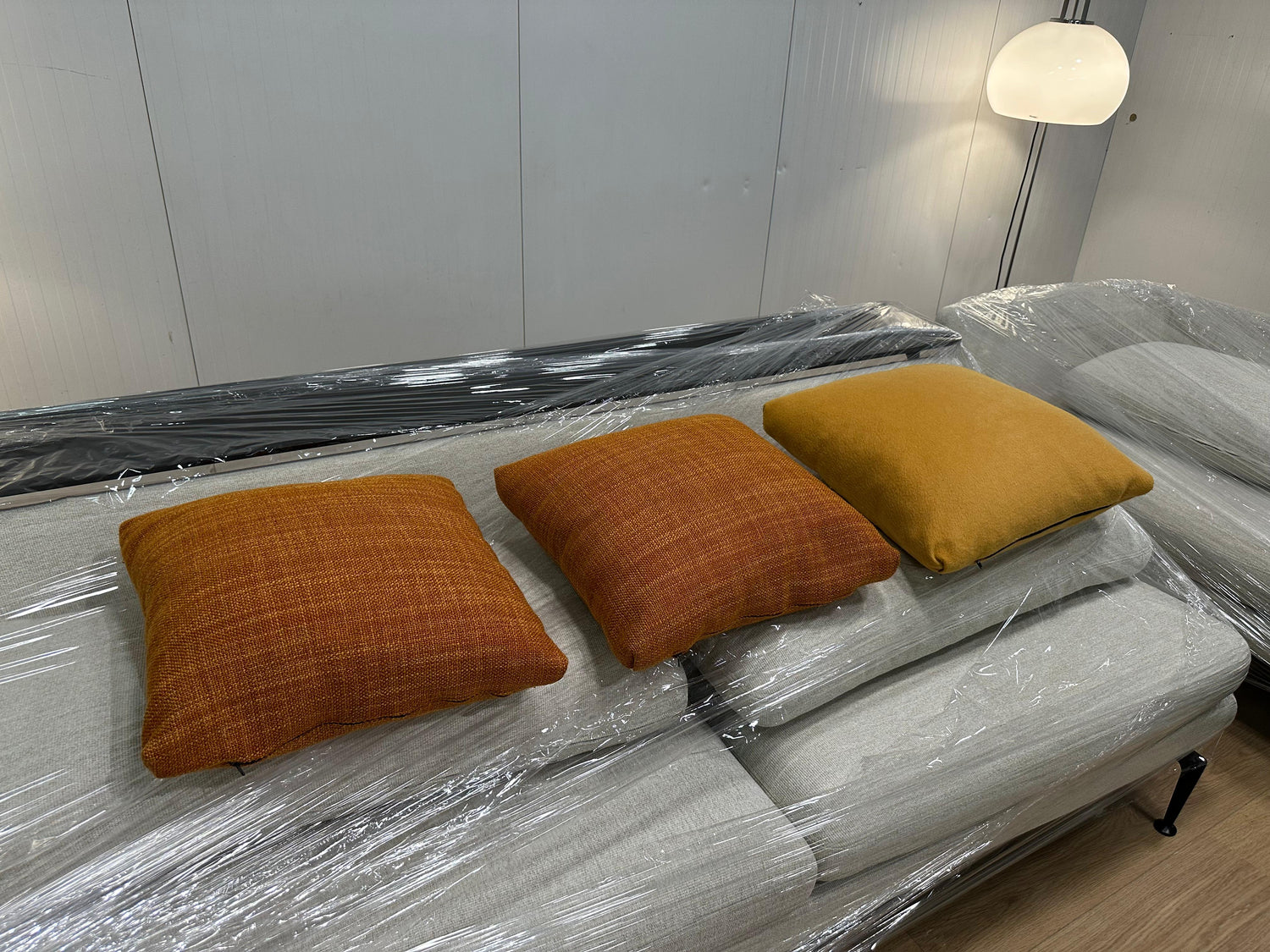 NIEUWSTAAT Minotti Sierkussens 2x - NP €750 p/st