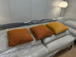 NIEUWSTAAT Minotti Sierkussens 2x - NP €750 p/st
