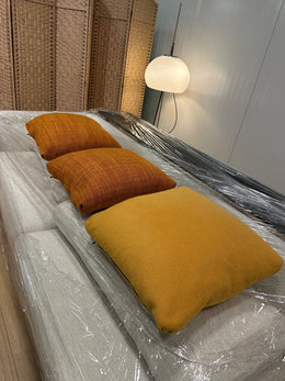 NIEUWSTAAT Minotti Sierkussens 2x - NP €750 p/st