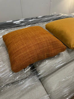 NIEUWSTAAT Minotti Sierkussens 2x - NP €750 p/st