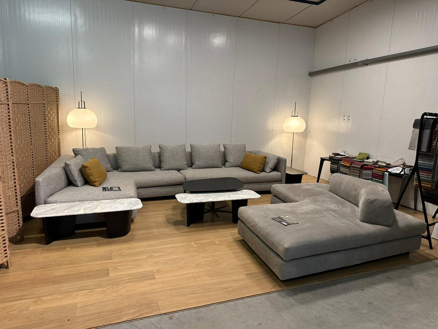 NIEUWSTAAT Minotti Granville Hoekbank NP €30.000 + GARANTIE