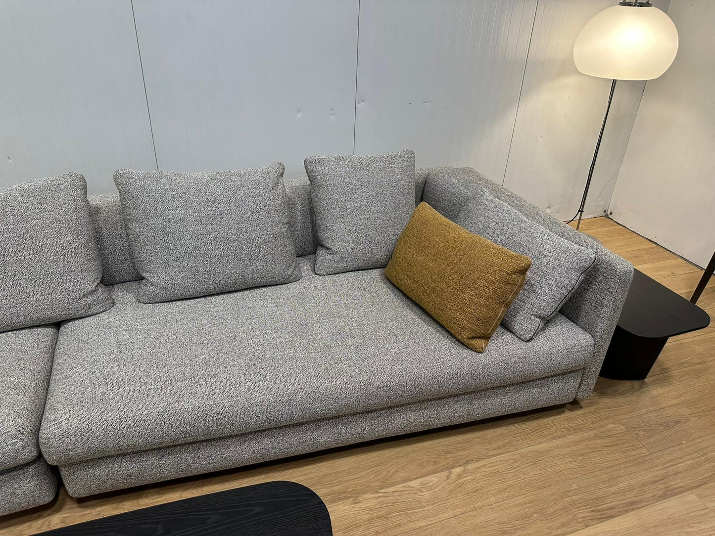 NIEUWSTAAT Minotti Granville Hoekbank NP €30.000 + GARANTIE