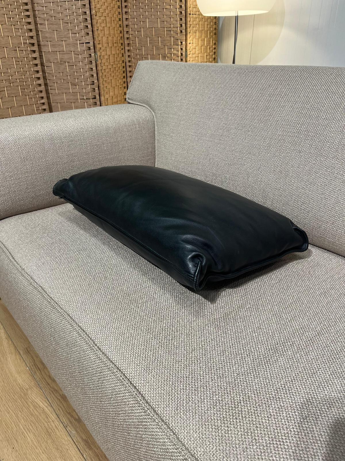 2x NIEUWSTAAT Design on Stock Leren Kussens Zwart