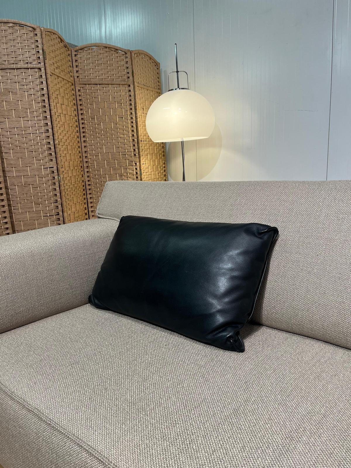 2x NIEUWSTAAT Design on Stock Leren Kussens Zwart