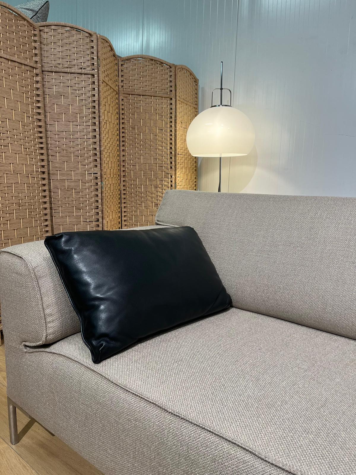 2x NIEUWSTAAT Design on Stock Leren Kussens Zwart