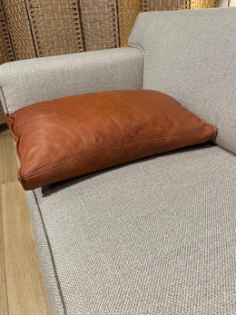 ZGAN Design on Stock Bloq Kussen Bruin Leer