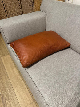 ZGAN Design on Stock Bloq Kussen Bruin Leer