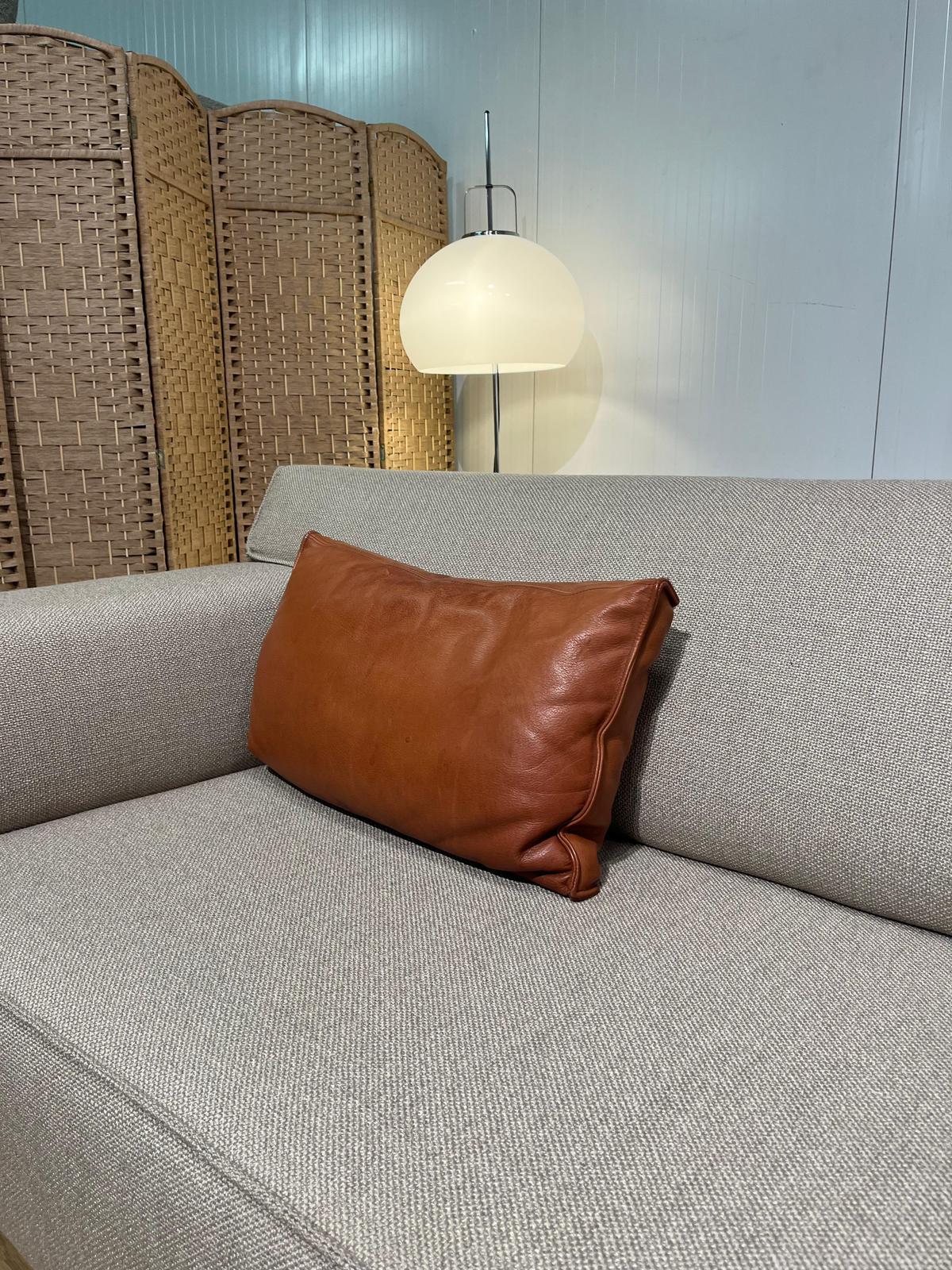 ZGAN Design on Stock Bloq Kussen Bruin Leer