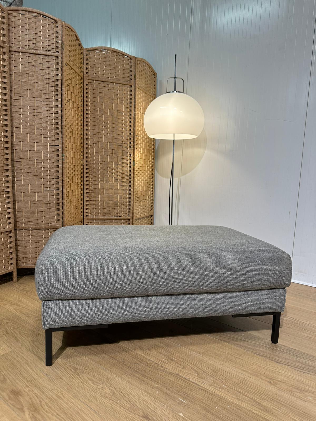 NIEUWSTAAT Design on Stock Aikon Hocker - Milton Magnet