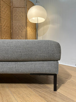 NIEUWSTAAT Design on Stock Aikon Hocker - Milton Magnet