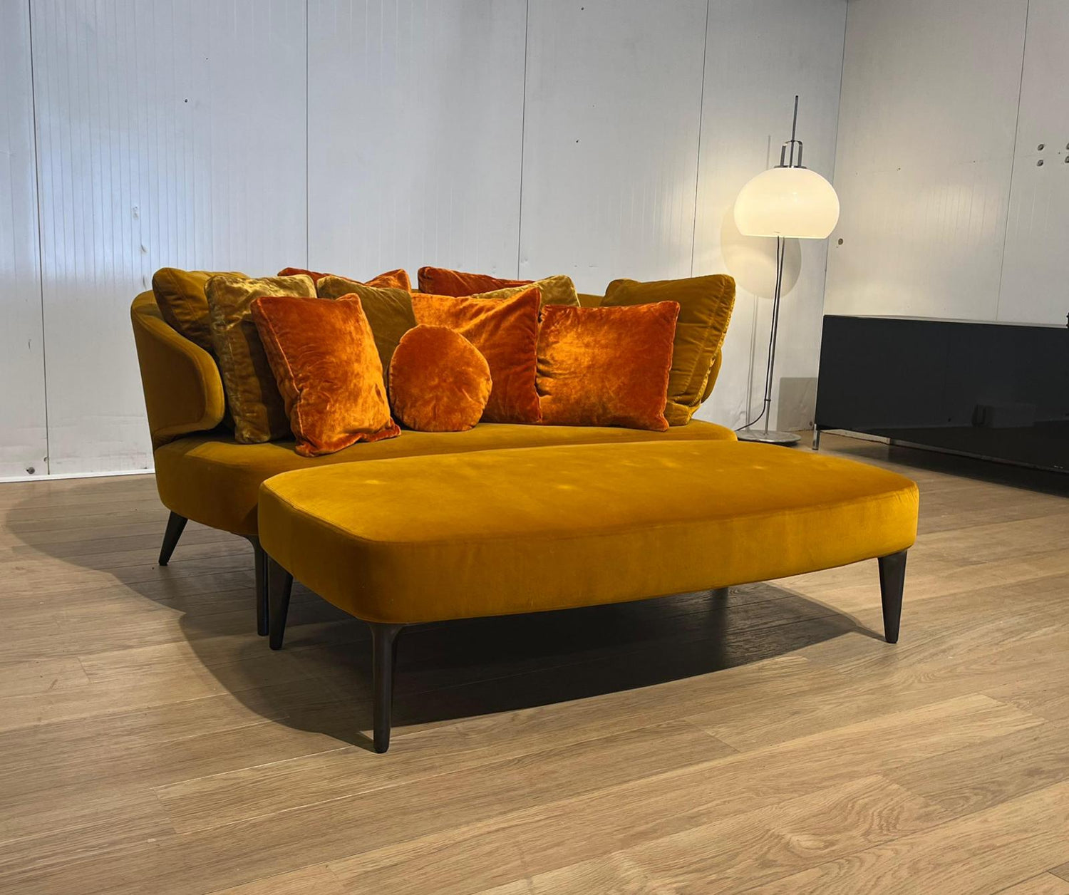 ZGAN Minotti Aston Bank + Hocker Fluweel Geel NP €11000