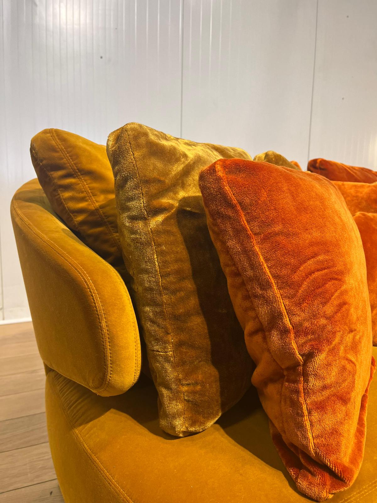 ZGAN Minotti Aston Bank + Hocker Fluweel Geel NP €11000