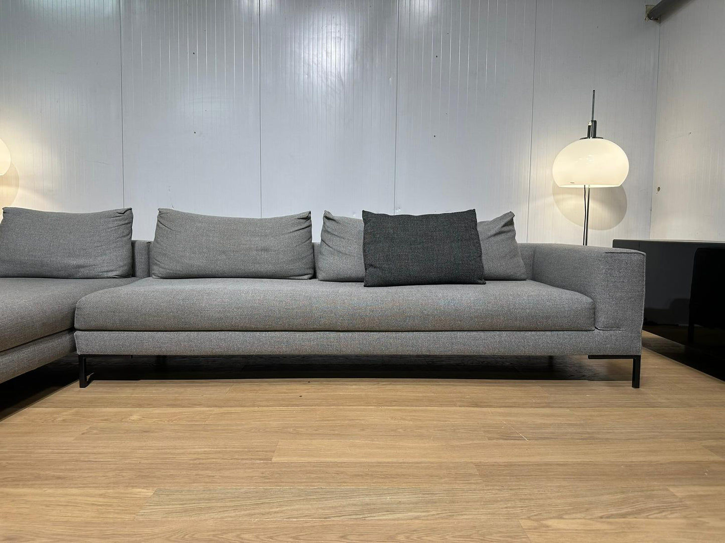 ZGAN Design on Stock Aikon Lounge Hoekbank Groot