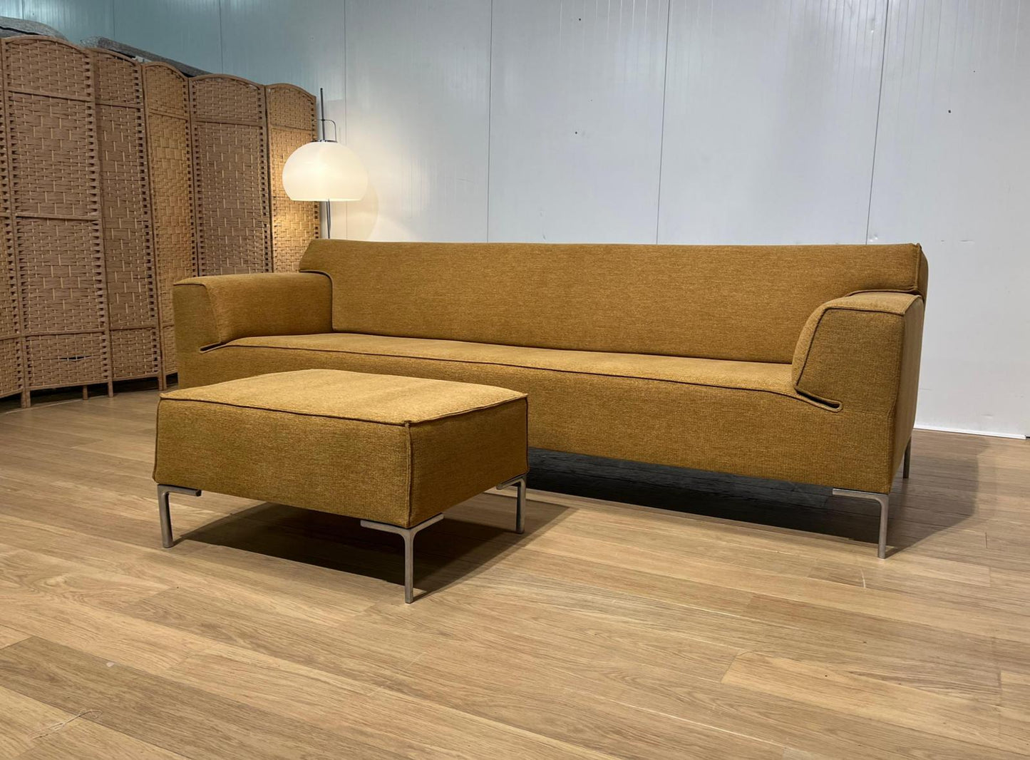 NIEUW GESTOFFEERD Design on Stock Bloq 4-Zits Okergeel
