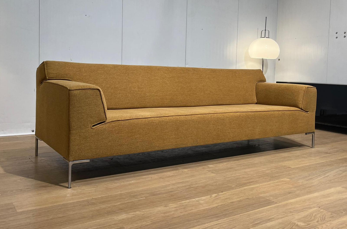 NIEUW GESTOFFEERD Design on Stock Bloq 4-Zits Okergeel