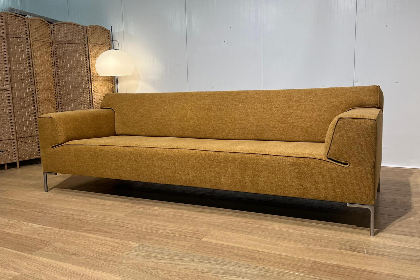NIEUW GESTOFFEERD Design on Stock Bloq 4-Zits Okergeel