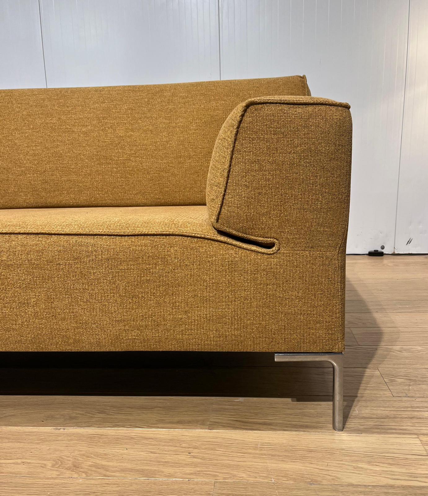 NIEUW GESTOFFEERD Design on Stock Bloq 4-Zits Okergeel