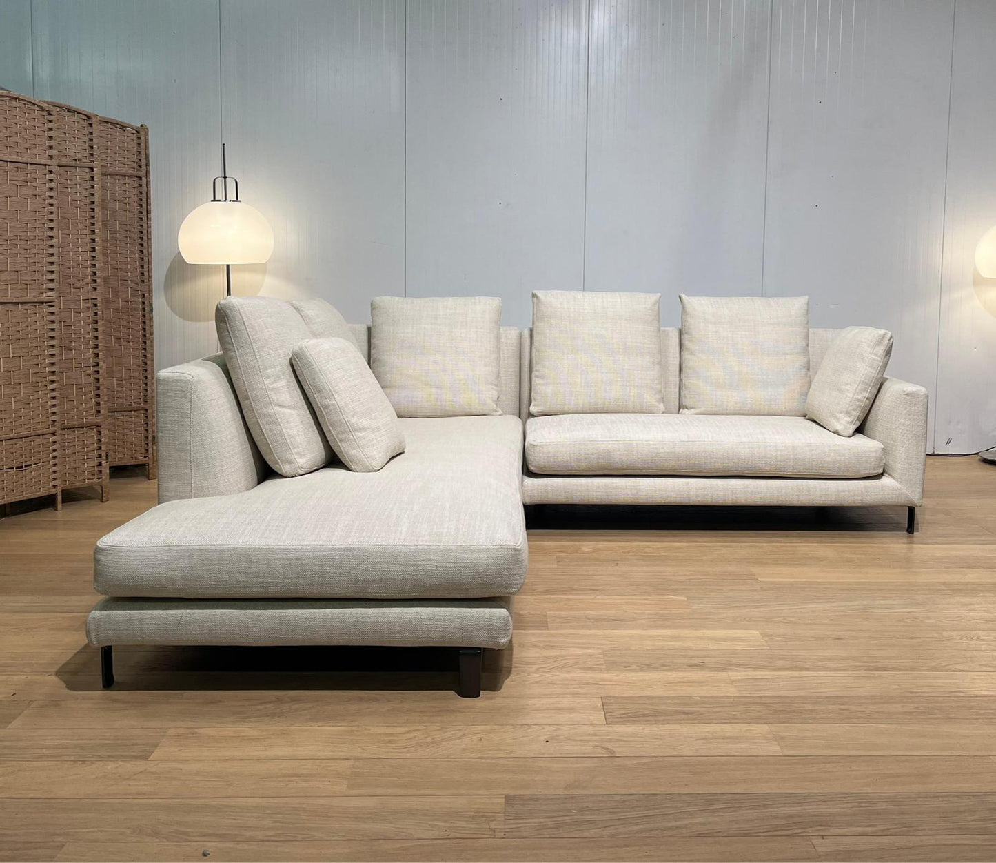 Refurbished Minotti Allen hoekbank in licht beige stof met chaise longue links