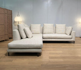 Refurbished Minotti Allen hoekbank in licht beige stof met chaise longue links