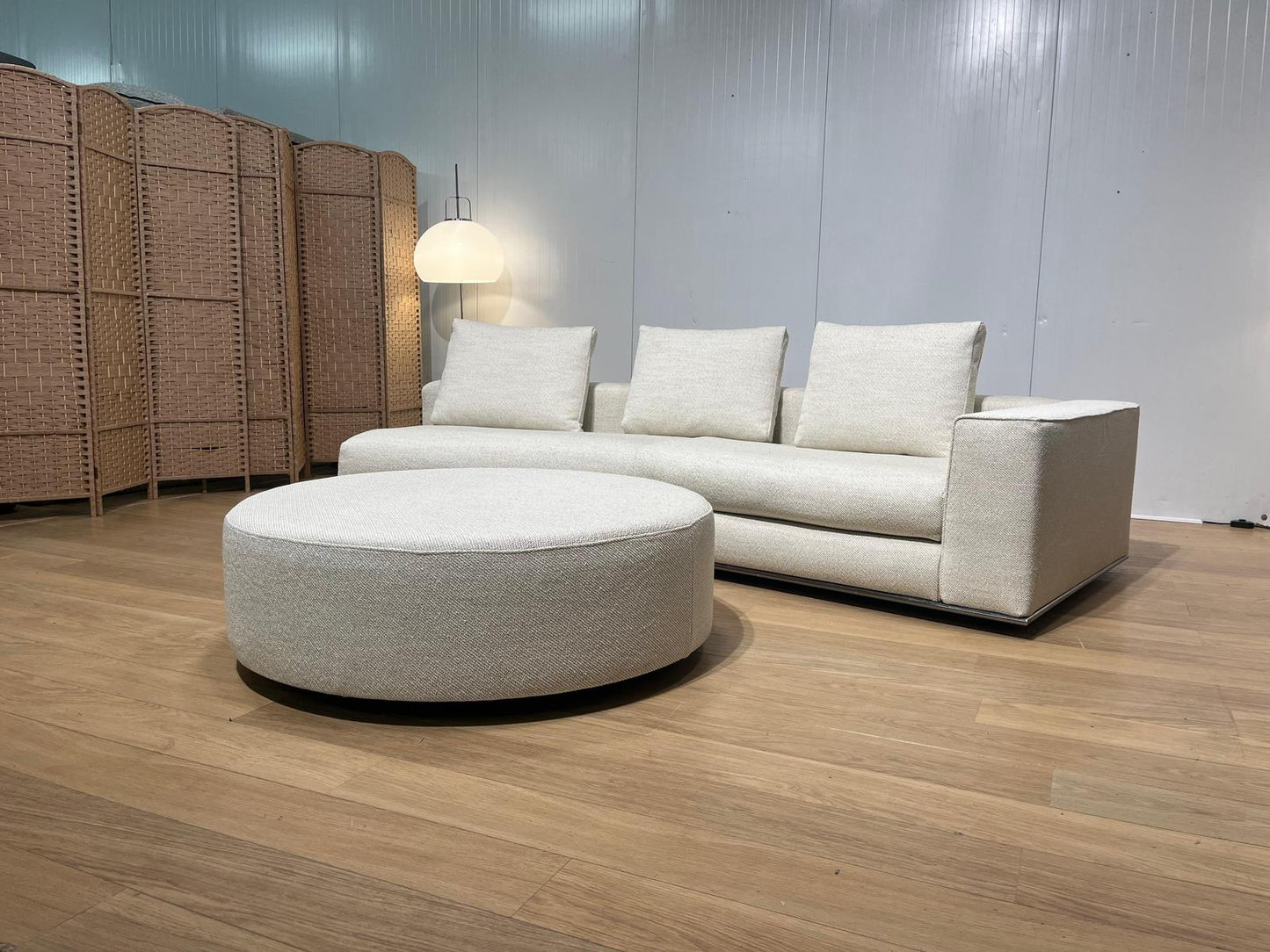 Minotti Hamilton Hoekbank + Hocker – Ecru Bouclé | Refurbished