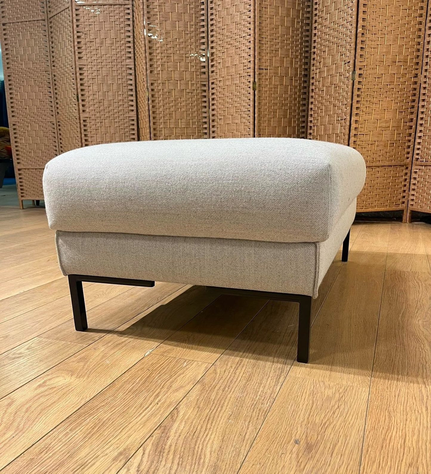 Design on Stock Aikon Lounge Hocker Ploegwol 03 Nieuwstaat