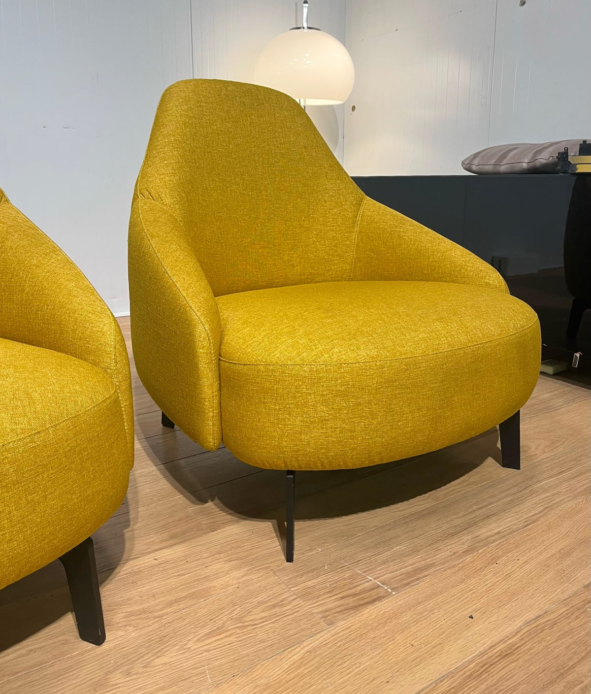 Nieuwstaat 3x Leolux Jill Fauteuil Geel