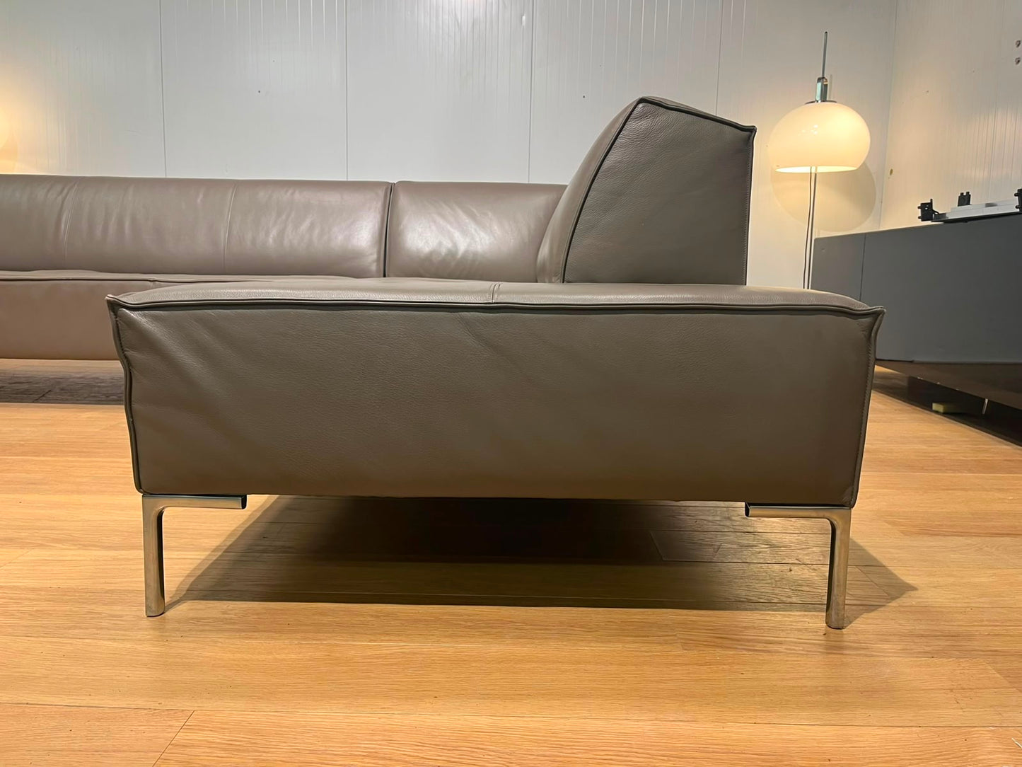 Design on Stock Bloq Hoekbank Leer Taupe Goede Staat