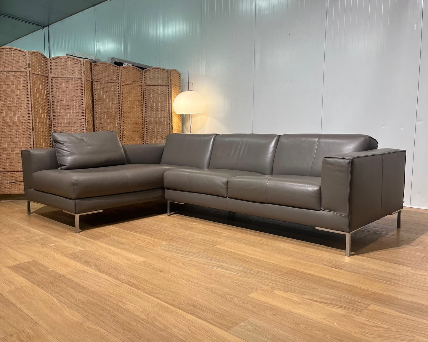 Design on Stock Aikon Hoekbank Taupe Leer Nieuwstaat