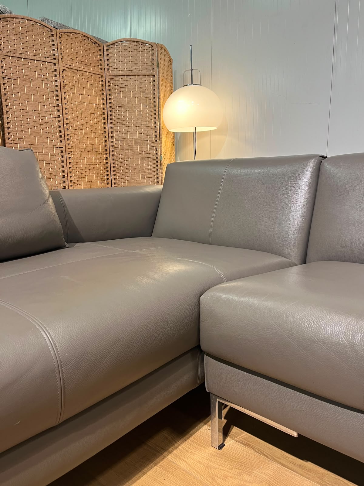 Design on Stock Aikon Hoekbank Taupe Leer Nieuwstaat