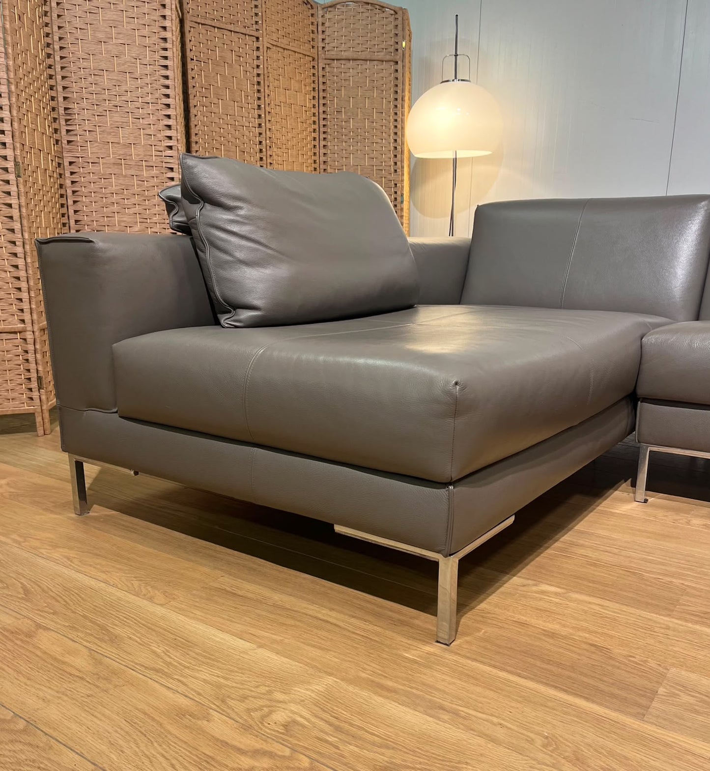 Design on Stock Aikon Hoekbank Taupe Leer Nieuwstaat