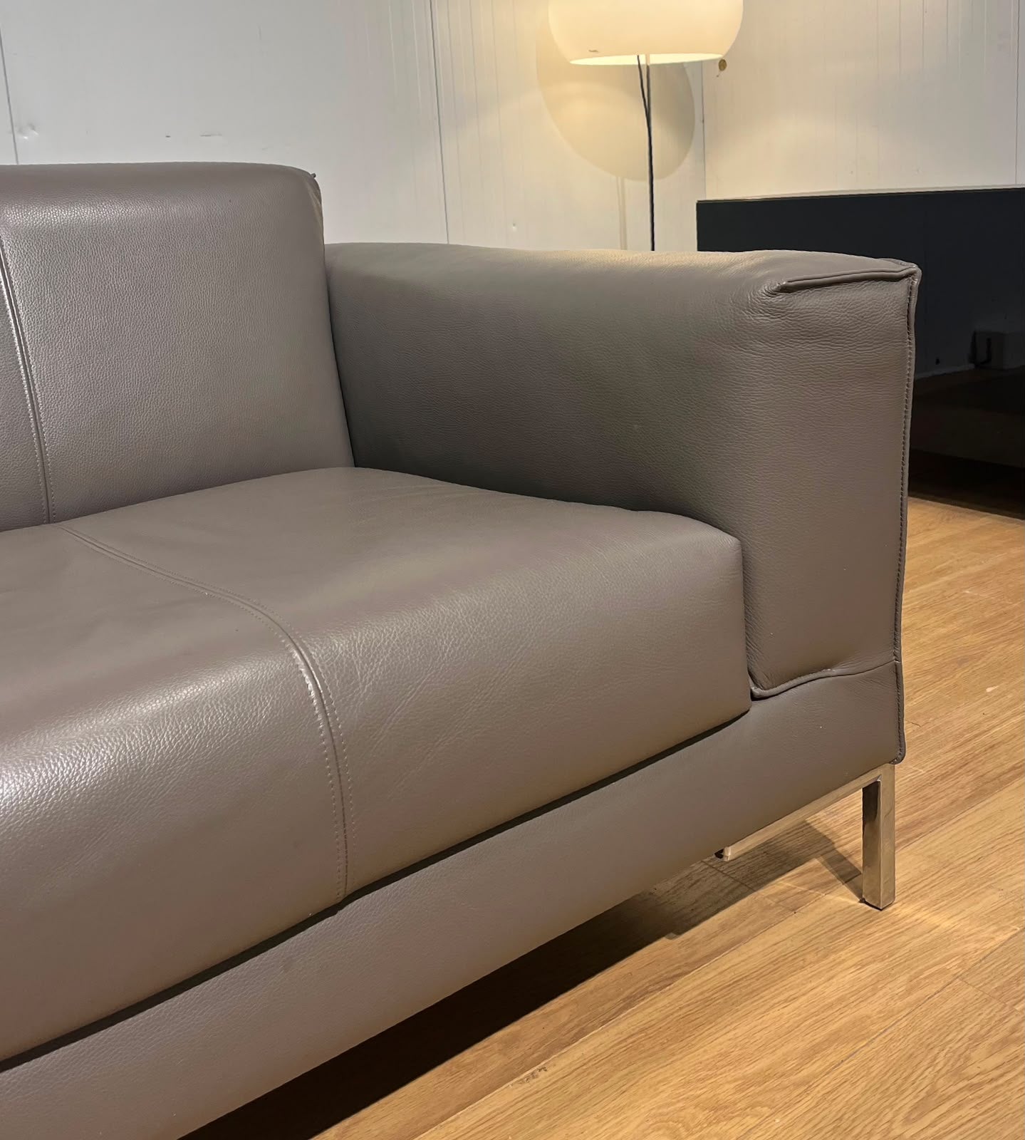 Design on Stock Aikon Hoekbank Taupe Leer Nieuwstaat