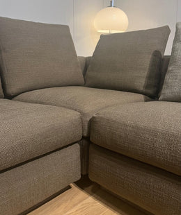 ZGAN Minotti Andersen Hoekbank Taupe + Hocker - NP €35.000