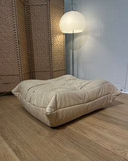 NIEUWSTAAT Ligne Roset Togo + Poef NP €5000 GARANTIE