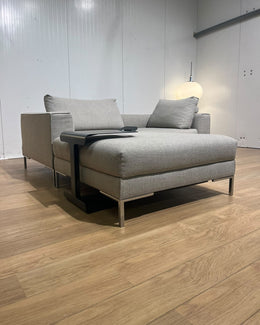 NIEUWSTAAT Design on Stock Aikon Hoekbank + Hocker NP €7.500