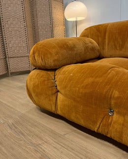 NIEUWSTAAT B&B Italia Camaleonda Okergeel | NP €17.500