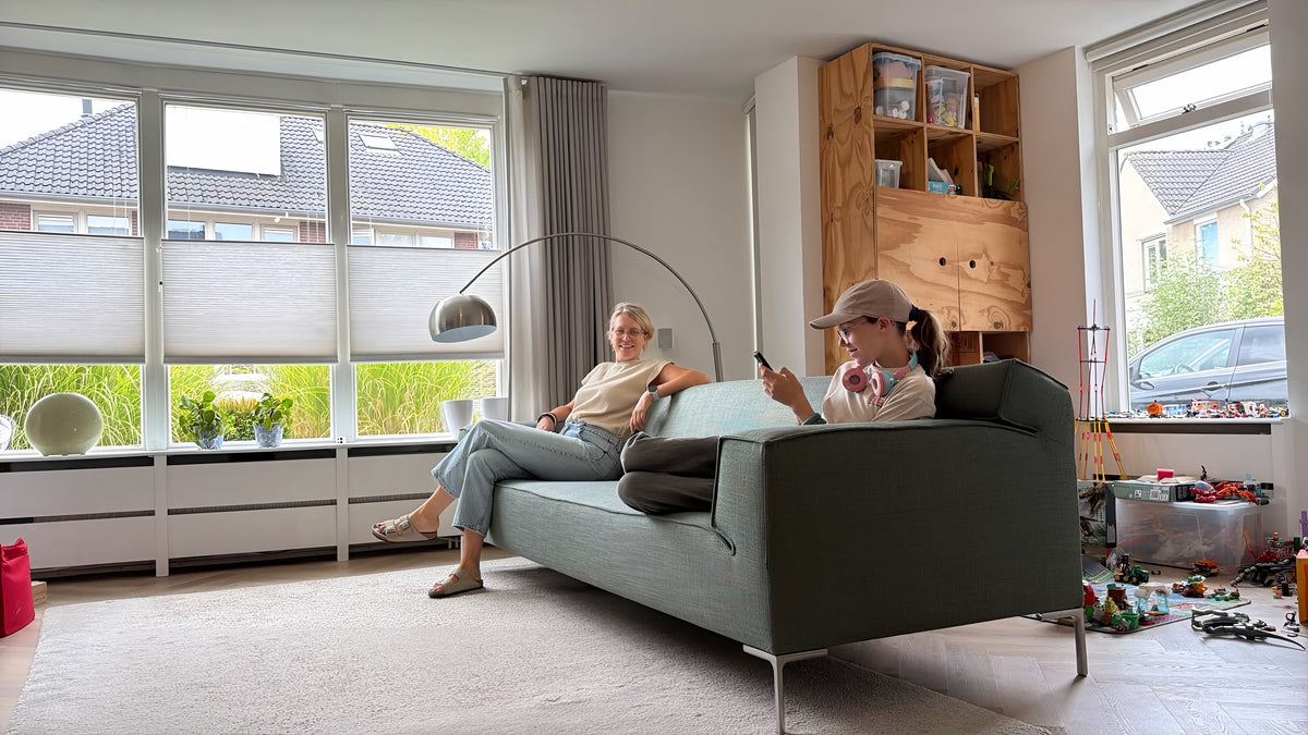 Klanten thuis op hun Design on Stock Bloq bank van Designplaats