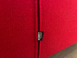 Designplaats Design on Stock Bloq bank in premium rode De Ploeg wol met detail van het merklabel