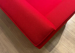 Designplaats Design on Stock Bloq bank in premium rode De Ploeg wol met strakke armleuning en modern design