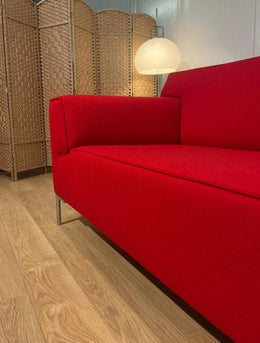 Designplaats Design on Stock Bloq bank in premium rode De Ploeg wol met strakke armleuning en modern design